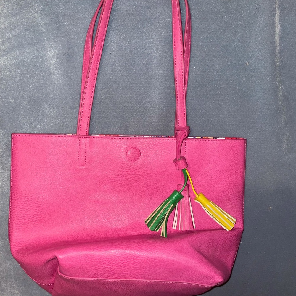 Medium size tote purse w/magnetic closure.